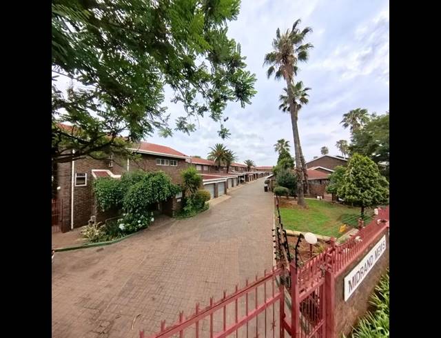 3 BEDROOM TOWNHOUSE FOR SALE IN CLAYVILLE EAST